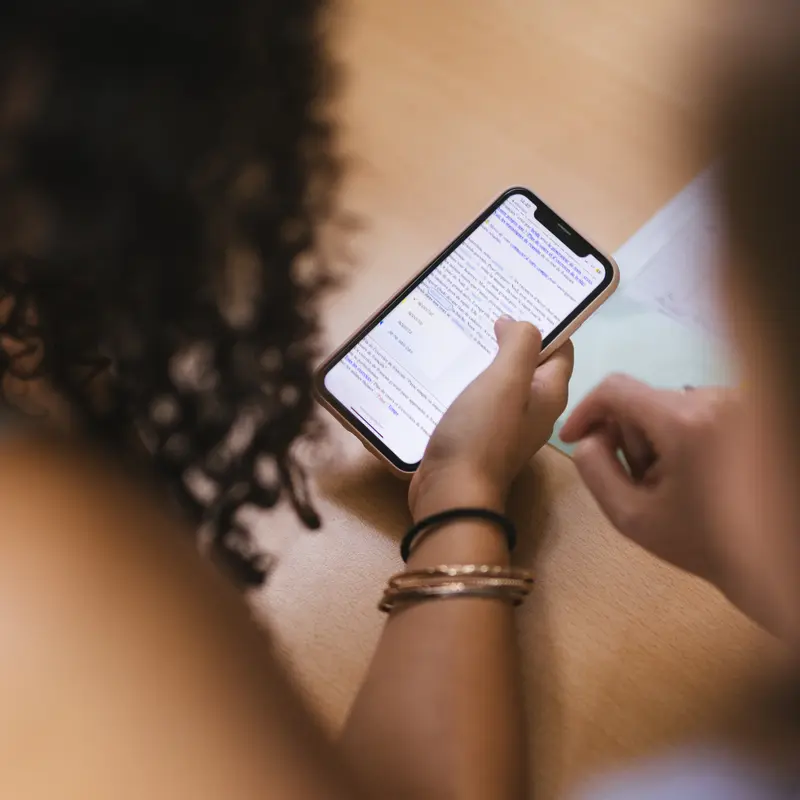 Une élève consultant son téléphone portable