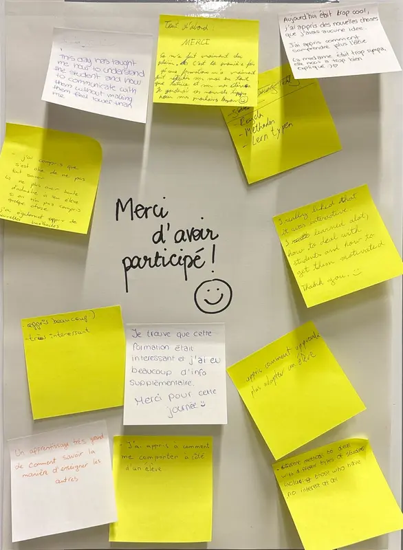 Une session de retours en formation, matérialisée par un mur de post-it
