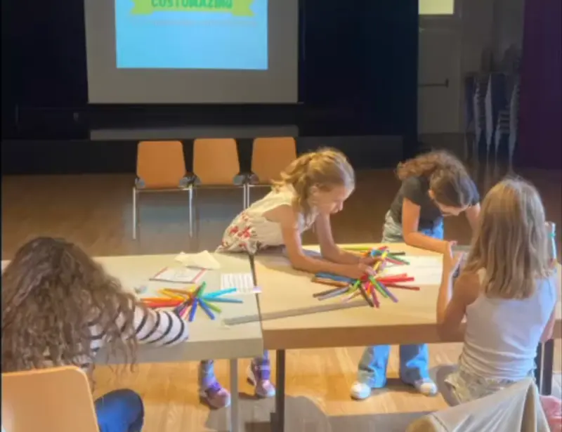 Des enfants en atelier créatif pendant un stage Nyki